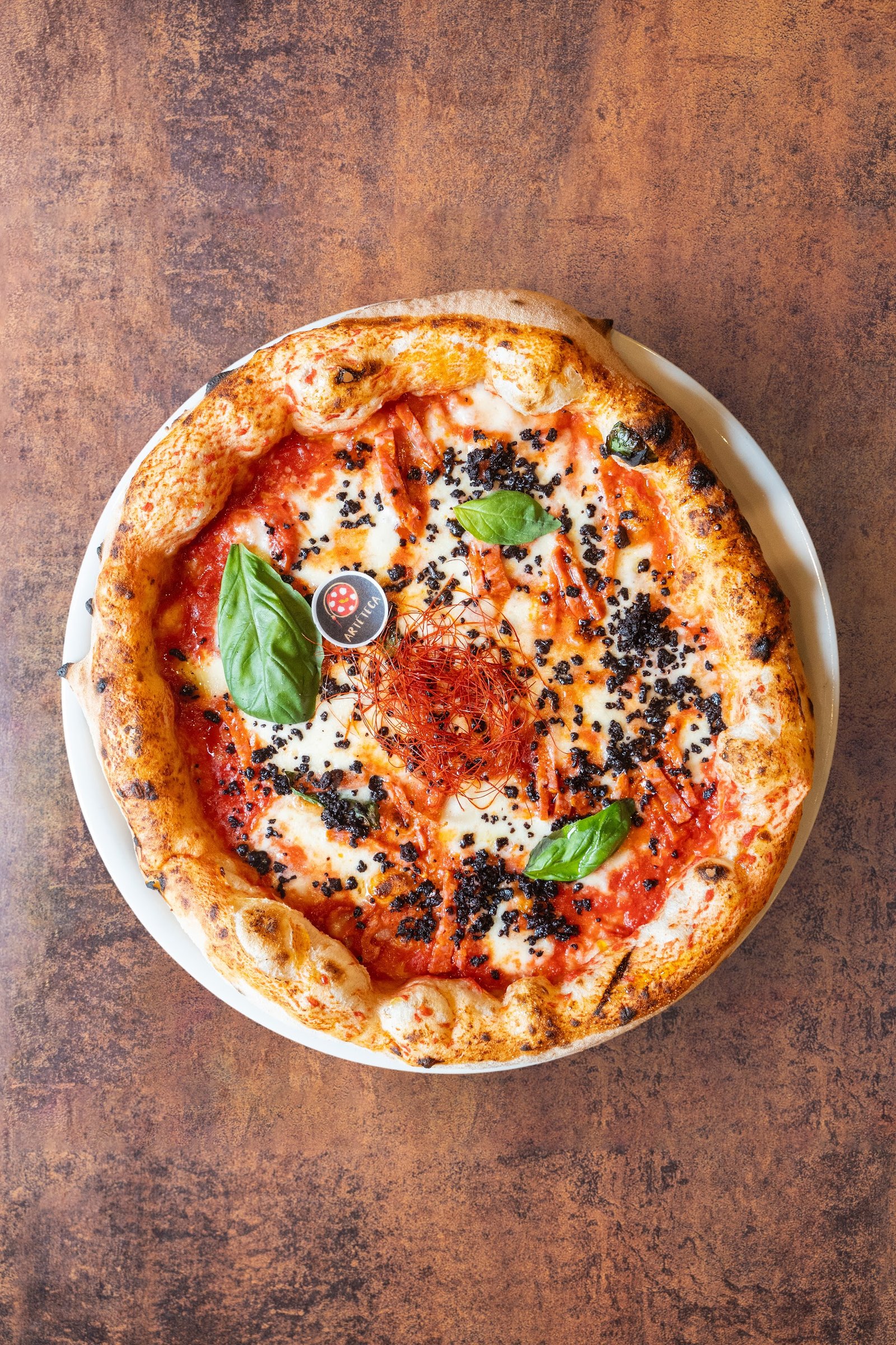 Pizza Diavola picante con salami napolitano en Artéteca, pizzería cerca de la Sagrada Família, Barcelona