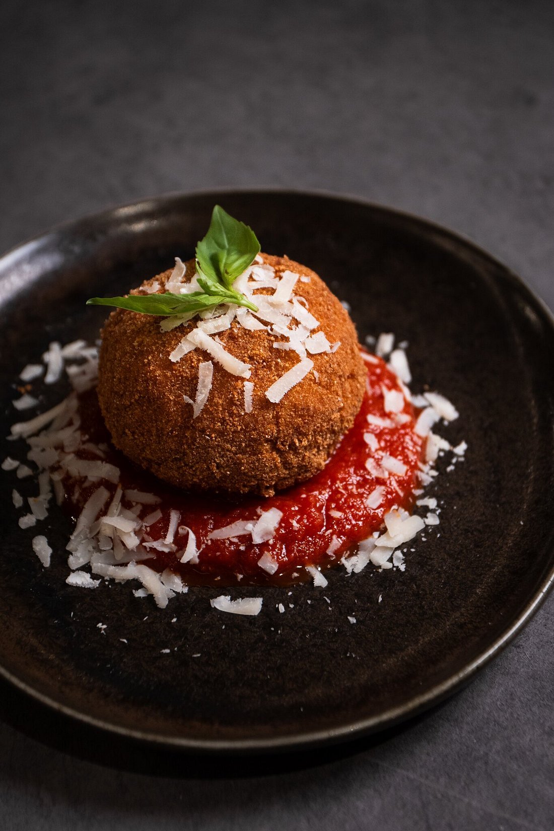 Arancino italiano crujiente, entrante de la cocina italiana en Artéteca