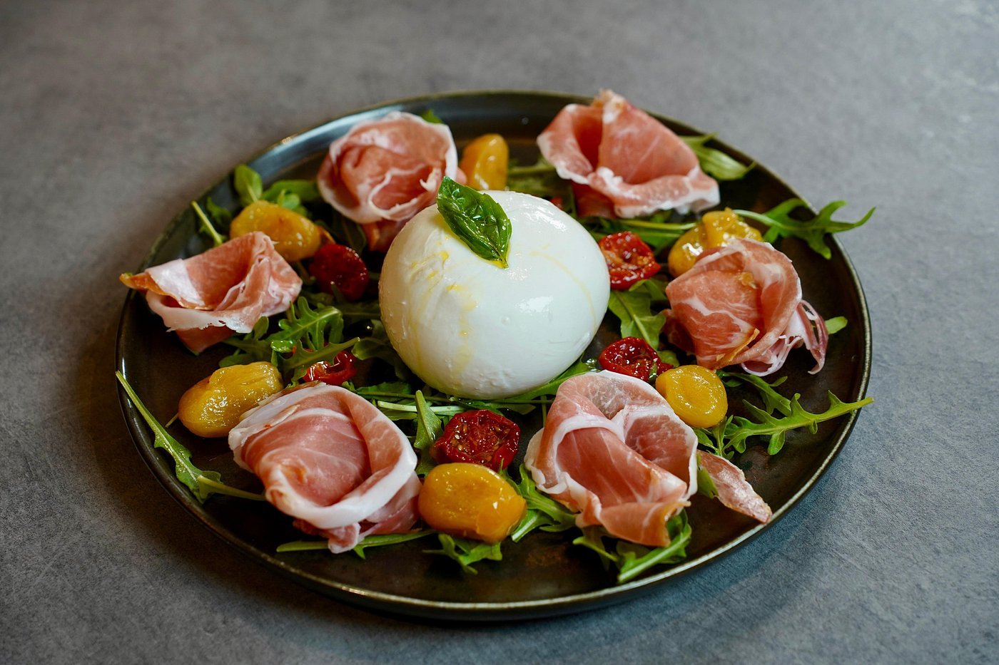 Mozzarella di bufala con ingredientes seleccionados en Artéteca Barcelona