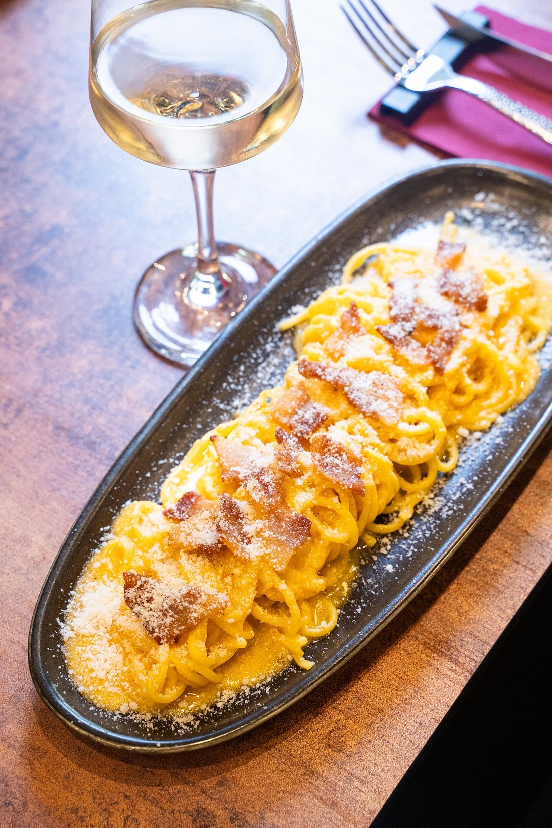 Pasta alla carbonara de inspiración italiana en Artéteca, restaurante italiano en Barcelona