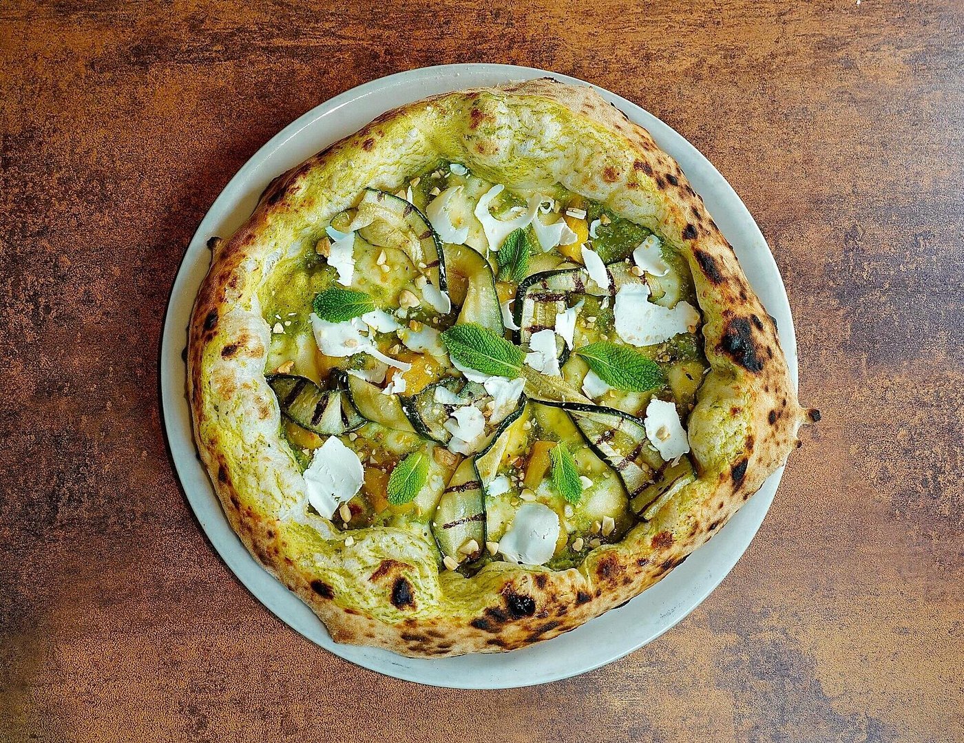 Pizza Cala Verde con crema de calabacín y fior di latte en Artéteca, pizzería napolitana Barcelona