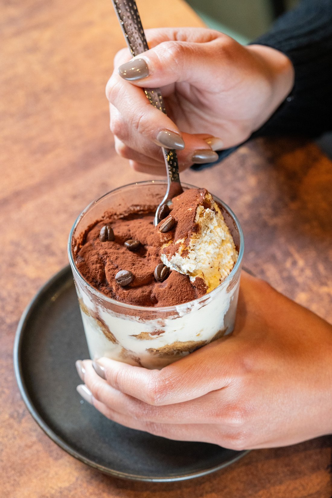 Tiramisù casero italiano en Artéteca, restaurante cerca de la Sagrada Família